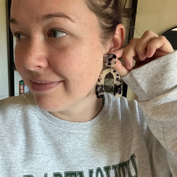 Tortoise Shell Patterned Earrings - Picture 2 of 2